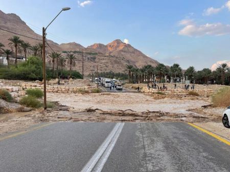 فيضانات واغلاق شارع 90 قرب عين جدي بمنطقة البحر الميت